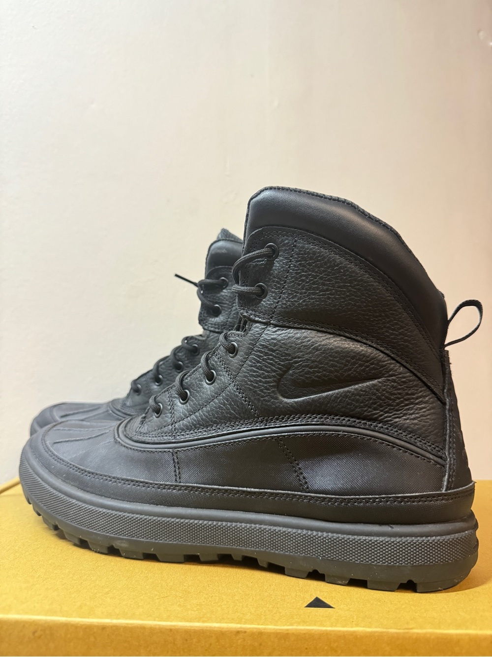 Nike Men's ACG Winter Duck Boot Size11 Black on Black
